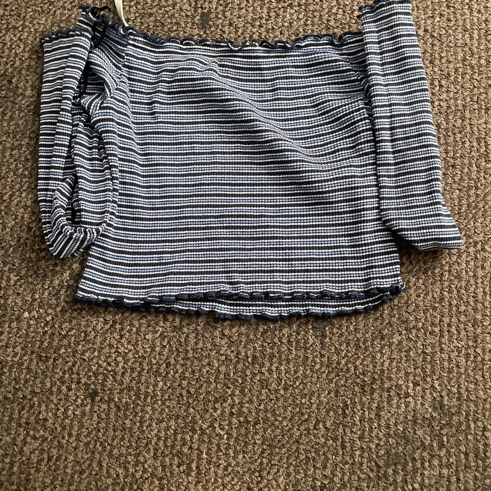 Offshoulder Crop Top